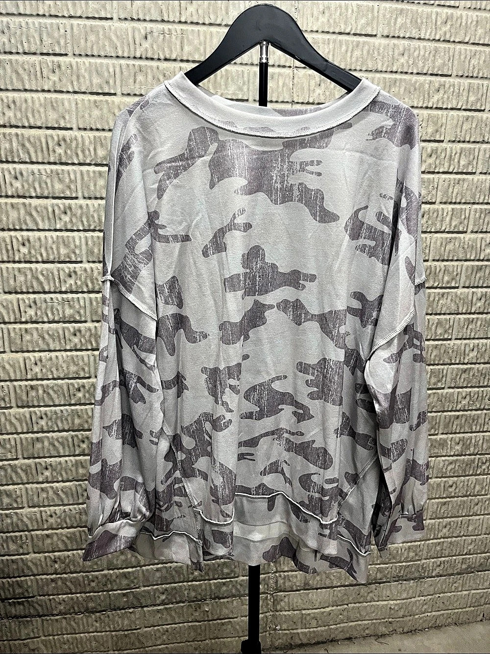 Camo Long Sleeve Top in Gray & White Size XL Like New